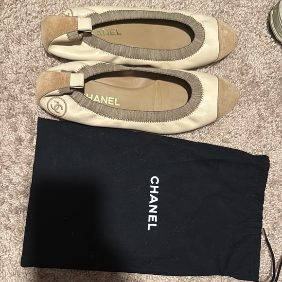 CHANEL Two-Tone Ballet Flats in Beige and Cream - Picture 2 of 9